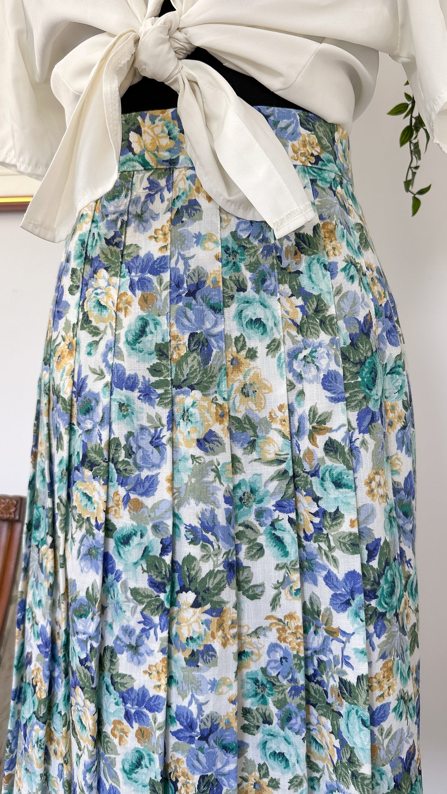 White floral skirt blue-medium