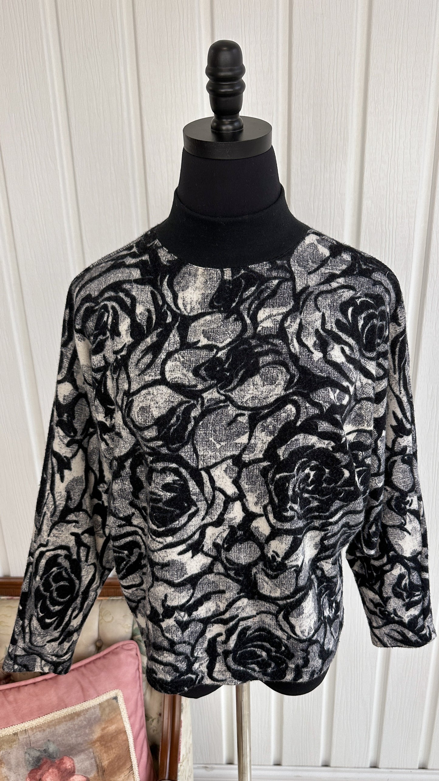 Black and white sweater with rose patterns - small