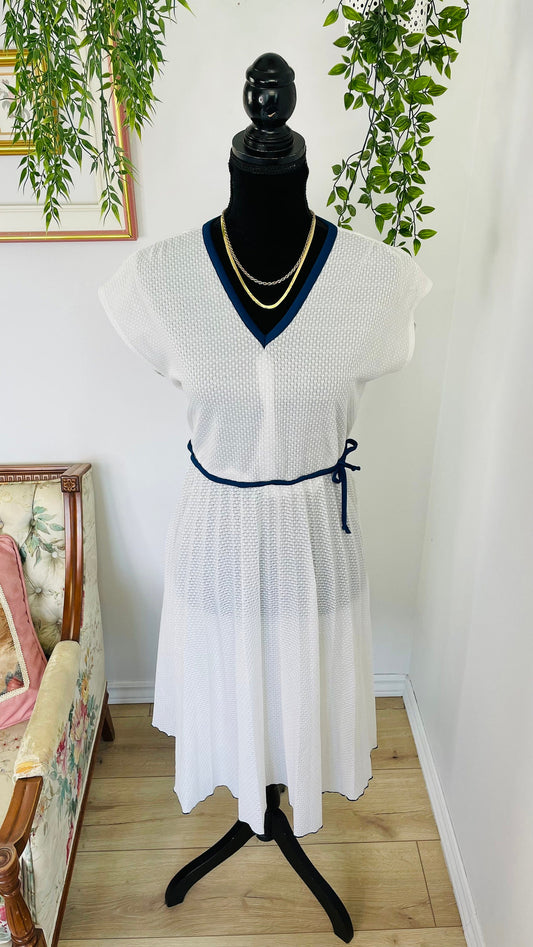 Robe blanche avec détails marine- medium