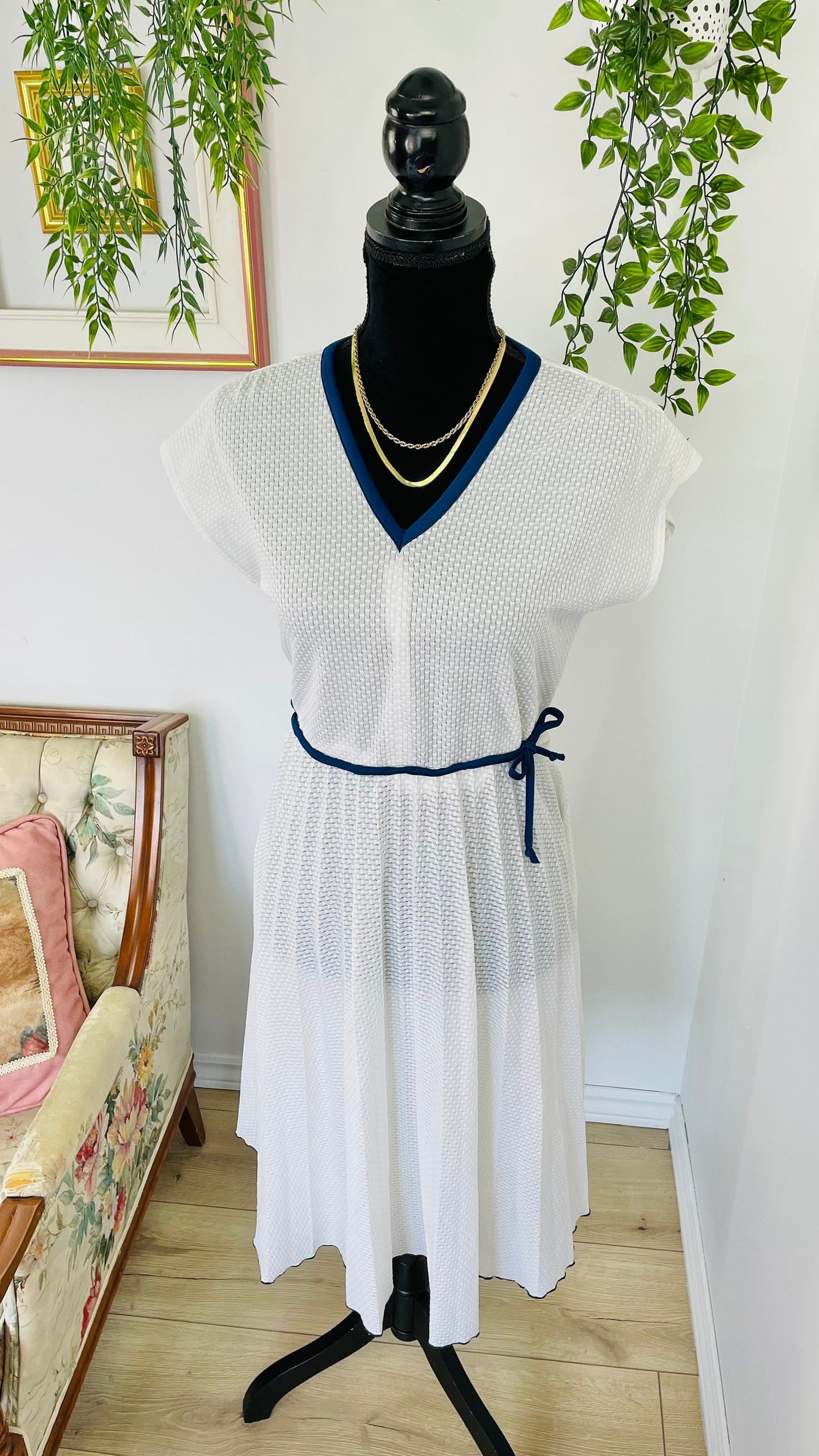 Robe blanche avec détails marine- medium